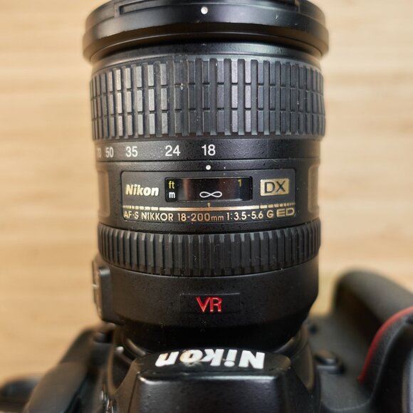 Nikon D300 dslr Camera 12.3MP with Nikkor AF-S DX VR 18-200mm Lens - Picture 7 of 12